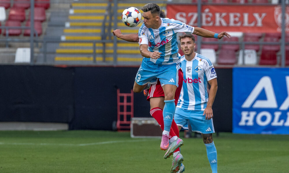 Flavius Iacob de la Corvinul in duel pentru minge in partida din etapa a 3-a din SuperLiga dintre Corvinul Hunedoara vs Sepsi OSK, Stadion Francisc Neuman, Arad, FOTO: Emil Sebastian Popescu / SportPulse