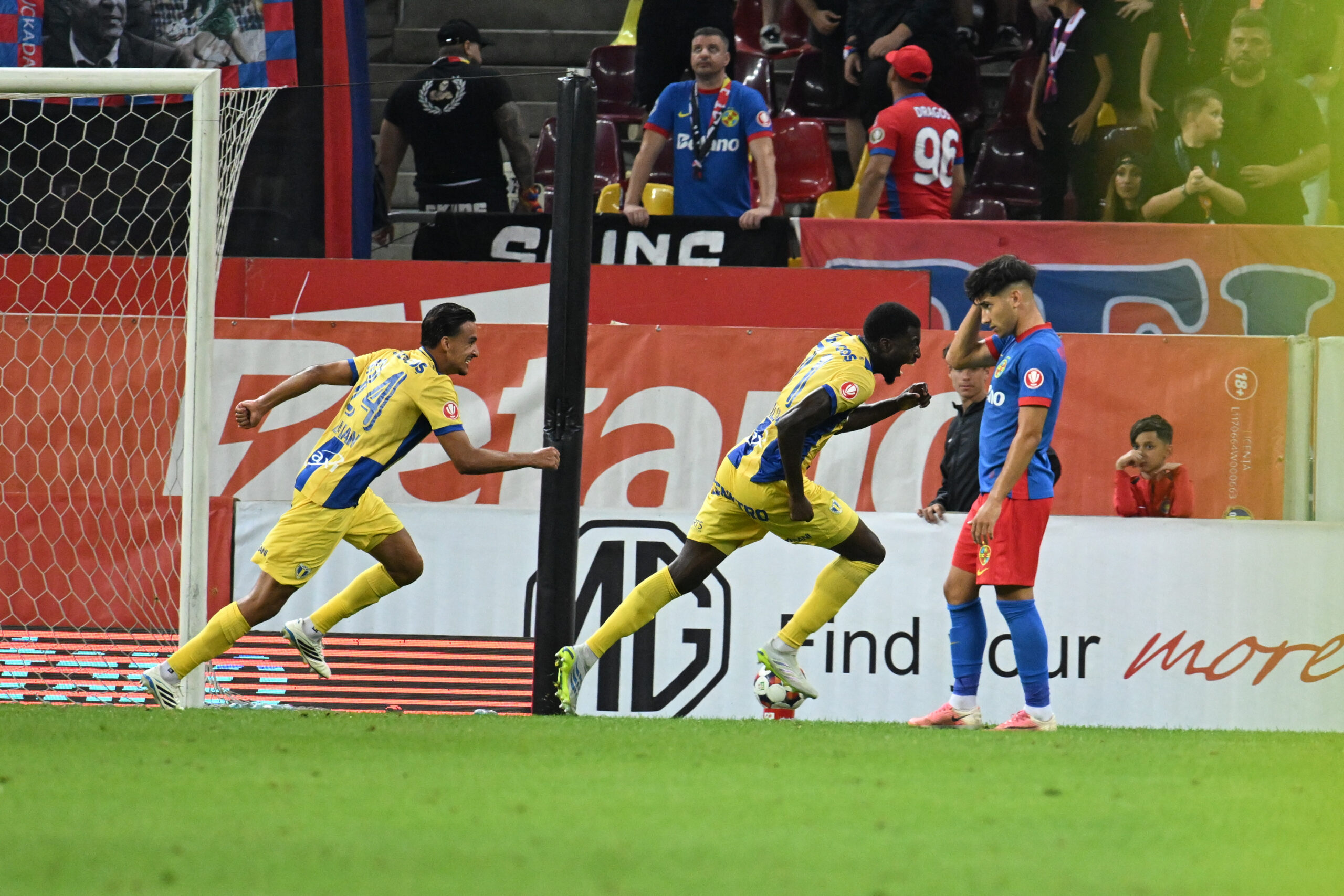 Malula Breston Sumbula si Adam Mahmoud Paul Zaian se bucura dupa un gol marcat in meciul dintre FCSB si Petrolul Ploiesti, contand pentru Superliga Superbet, desfasurat pe Arena Nationala din Bucuresti, luni 14 septembrie 2026. © FOTO:Razvan Pasarica/SPORT PICTURES
