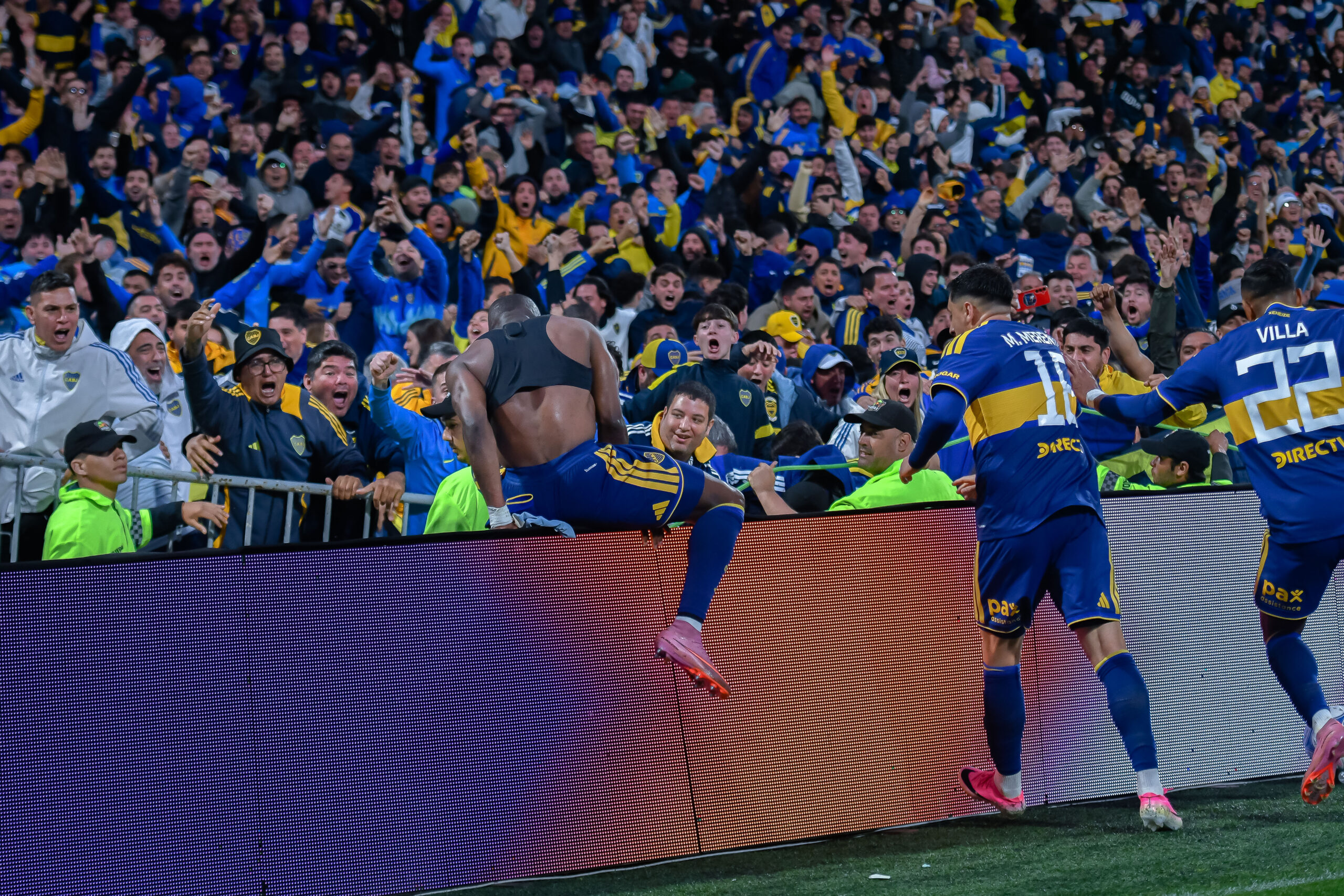 Enner Valencia, celebrand golul marctat in partida Racing Club vs Boca Juniors, în partida din sferturile de finală ale Cupei Argentinei (Copa Argentina), disputat pe stadionul Gigante de Arroyito din Rosario, Argentina. Boca Juniors s-a impus cu 3-2 în fața lui Racing Club, după o remontada spectaculoasă de la 0-2, și s-a calificat în semifinalele competiției. Foto: Julio Mancini / SportPulse