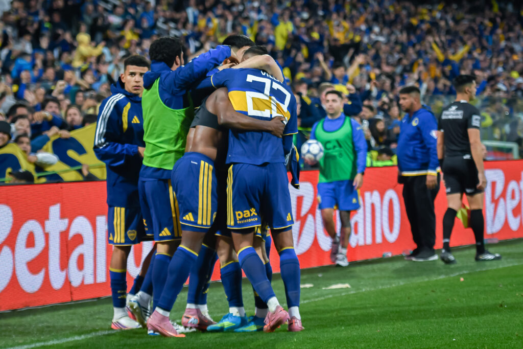 Racing Club vs Boca Juniors, în meciul din sferturile de finală ale Cupei Argentinei (Copa Argentina), disputat pe stadionul Gigante de Arroyito din Rosario, Argentina. Boca Juniors s-a impus cu 3-2 în fața lui Racing Club, după o remontada spectaculoasă de la 0-2, și s-a calificat în semifinalele competiției. Foto: Julio Mancini / SportPulse