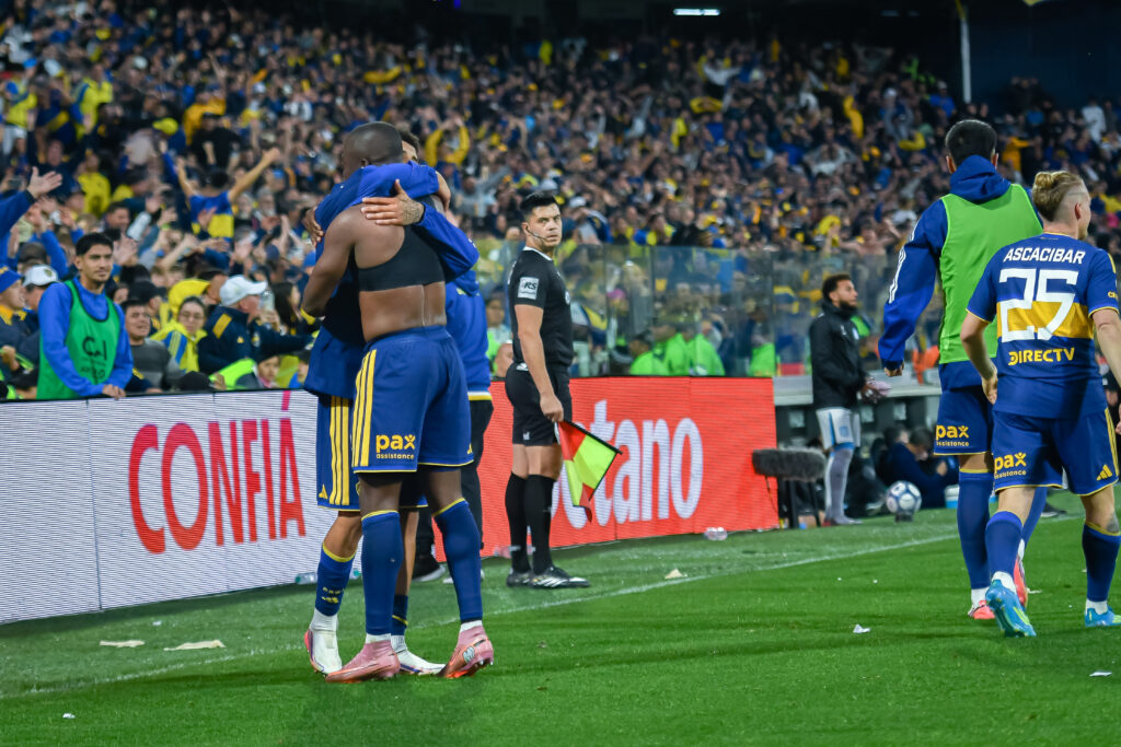 Enner Valencia, celebrand golul marctat in partida Racing Club vs Boca Juniors, în partida din sferturile de finală ale Cupei Argentinei (Copa Argentina), disputat pe stadionul Gigante de Arroyito din Rosario, Argentina. Boca Juniors s-a impus cu 3-2 în fața lui Racing Club, după o remontada spectaculoasă de la 0-2, și s-a calificat în semifinalele competiției. Foto: Julio Mancini / SportPulse