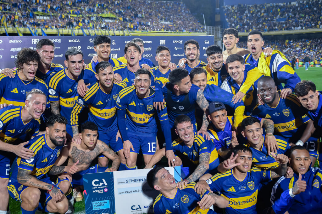 Racing Club vs Boca Juniors, în meciul din sferturile de finală ale Cupei Argentinei (Copa Argentina), disputat pe stadionul Gigante de Arroyito din Rosario, Argentina. Boca Juniors s-a impus cu 3-2 în fața lui Racing Club, după o remontada spectaculoasă de la 0-2, și s-a calificat în semifinalele competiției. Foto: Julio Mancini / SportPulse