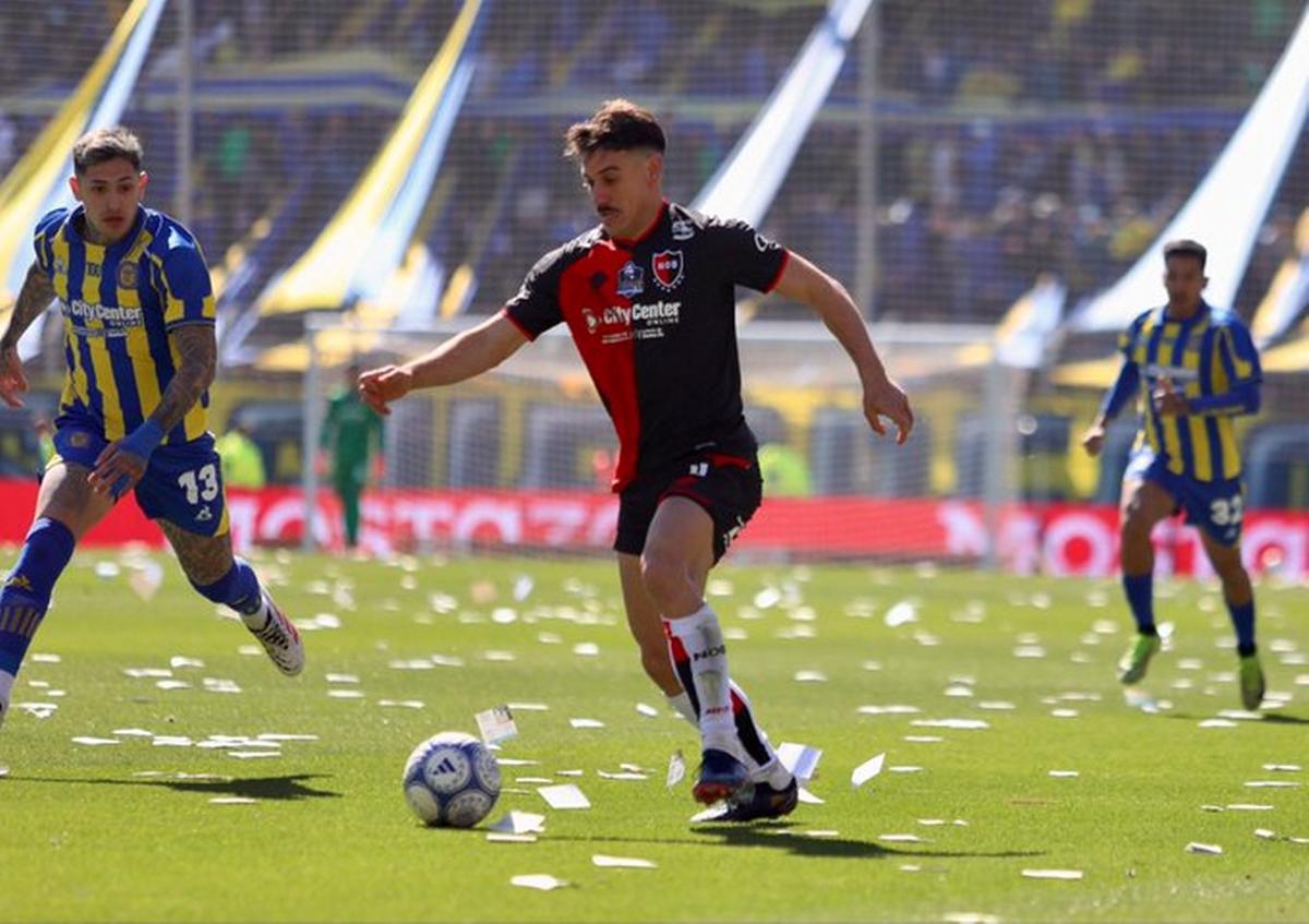 Matias "Zorro" Coccaro de la Newells, in actiune in timpul partidei dintre Rosario Central vs Newells Old Boys, Turneo Clausura, FOTO:Cadena3