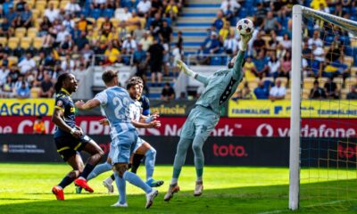 Lukas Zima de la Petrolul Ploiesti aparat mingea trimisa de Andrej Fabry de la Corvinul Hunedoara din partida din SuperLiga Romaniei dintre Petrolul vs Corvinul Hunedoara, FOTO/ Raul Marica