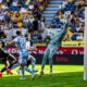 Lukas Zima de la Petrolul Ploiesti aparat mingea trimisa de Andrej Fabry de la Corvinul Hunedoara din partida din SuperLiga Romaniei dintre Petrolul vs Corvinul Hunedoara, FOTO/ Raul Marica