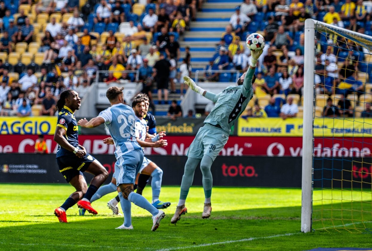 Lukas Zima de la Petrolul Ploiesti aparat mingea trimisa de Andrej Fabry de la Corvinul Hunedoara din partida din SuperLiga Romaniei dintre Petrolul vs Corvinul Hunedoara, FOTO/ Raul Marica