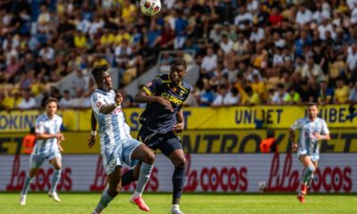Ion Cararus de la Corvinul Hunedoara in duel cu Breston Malula de la Petrolul Ploiesti in partida din SuperLiga Romaniei dintre Petrolul vs Corvinul Hunedoara, FOTO/ Raul Marica