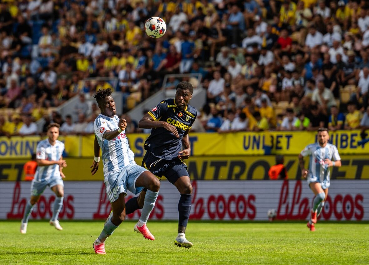 Ion Cararus de la Corvinul Hunedoara in duel cu Breston Malula de la Petrolul Ploiesti in partida din SuperLiga Romaniei dintre Petrolul vs Corvinul Hunedoara, FOTO/ Raul Marica
