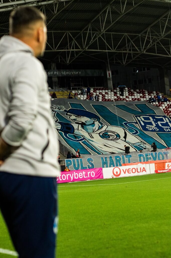 Coregrafie a suporterilor celor de la Corvinul Hunedora dedicata antrenorului lor, Florin Maxim, in timpul partidei din etapa a 9-a din Superliga, Stadion Francisc von Neuman, Arad, FOTO/ Alexandru Florea/SportPulse