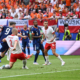 Robert Lewandowski in duel cu Nihad Mujakic, FOTO:IMAGO