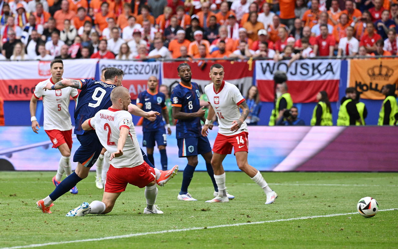 Robert Lewandowski in duel cu Nihad Mujakic, FOTO:IMAGO