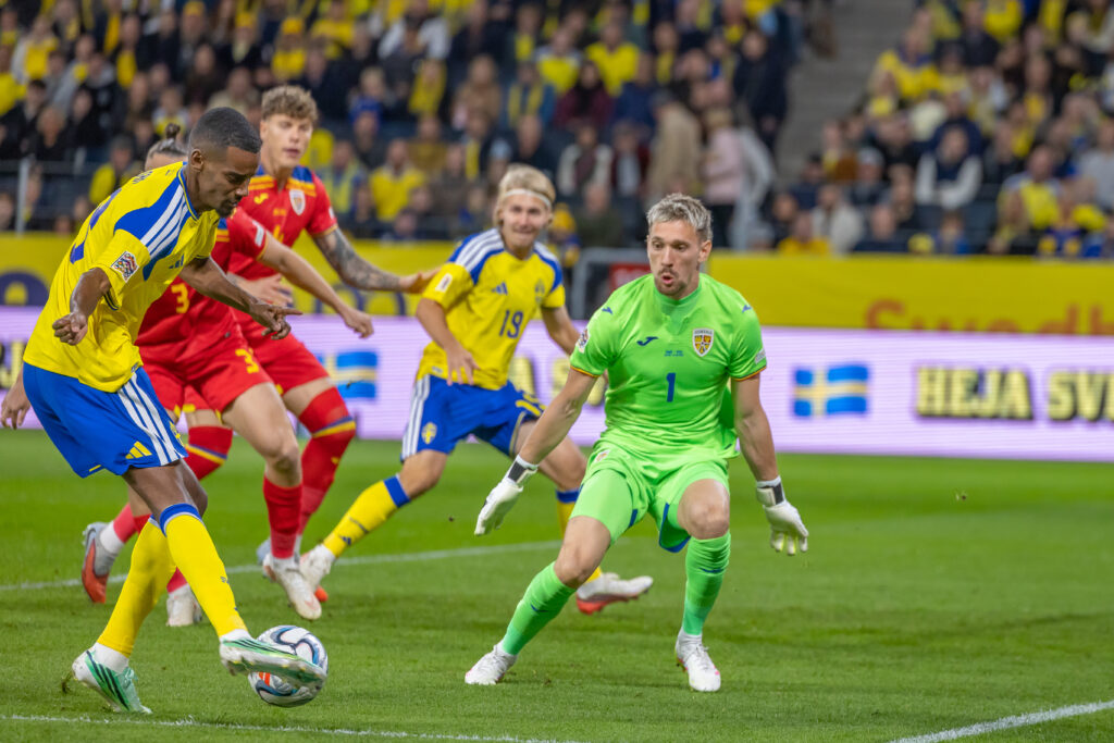 Isak Alexander si Ionut Radu in partida Suedia vs Romania din UEFA Nations League, disputata pe Strawberry Arena, Solna, Suedia © FOTO:Emil Sebastian Popescu/ESPphoto