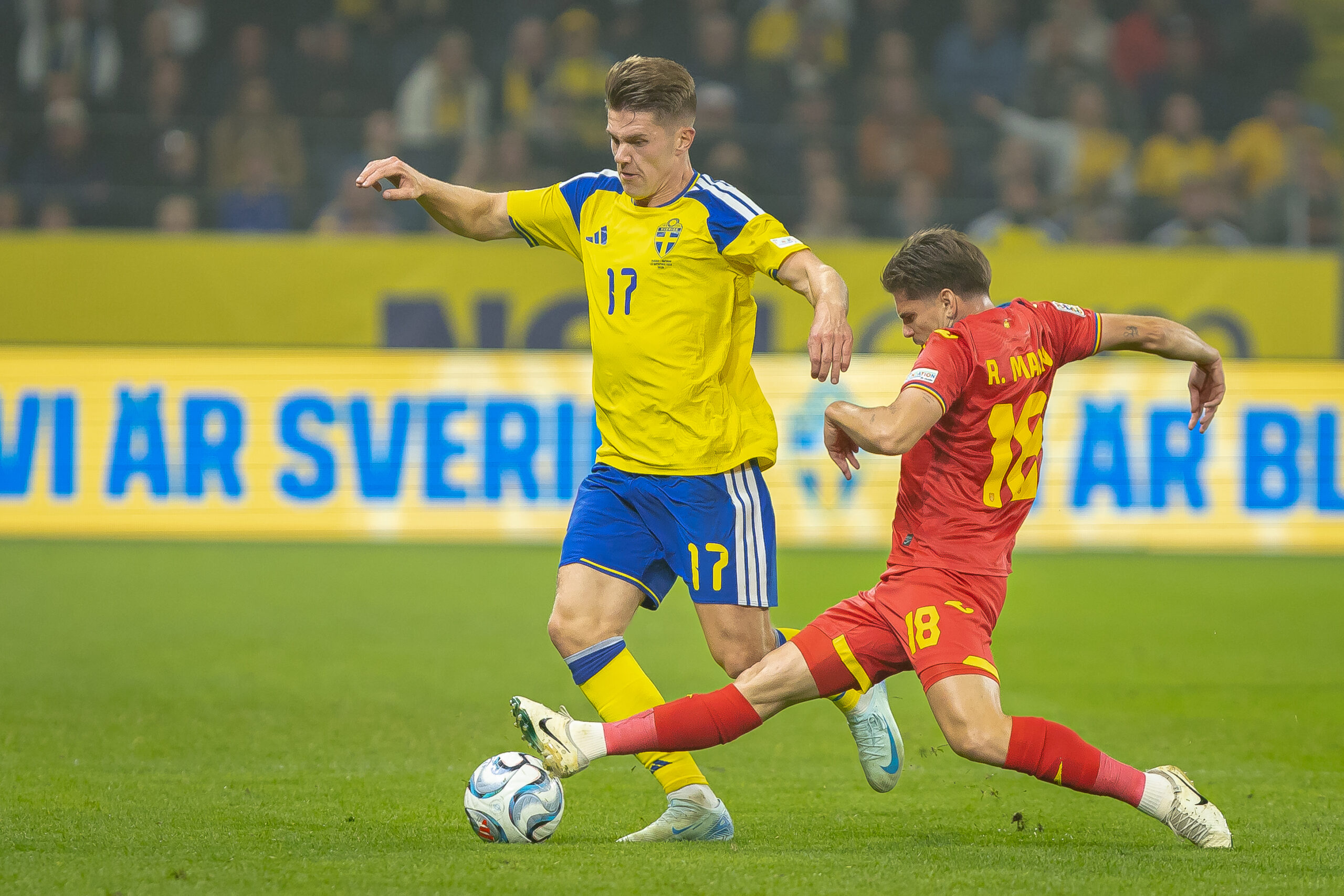 Gyokeres Victor in duel pentru minge cu Razvan Marin in partida Suedia vs Romania din UEFA Nations League, disputata pe Strawberry Arena, Solna, Suedia © FOTO:Emil Sebastian Popescu/ESPphoto