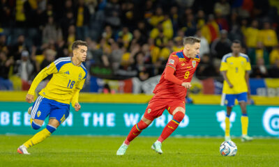 Ayari Yasin si Louis Munteanu, in duel pentru minge in partida Suedia vs Romania din UEFA Nations League, disputata pe Strawberry Arena, Solna, Suedia © FOTO:Emil Sebastian Popescu/ESPphoto