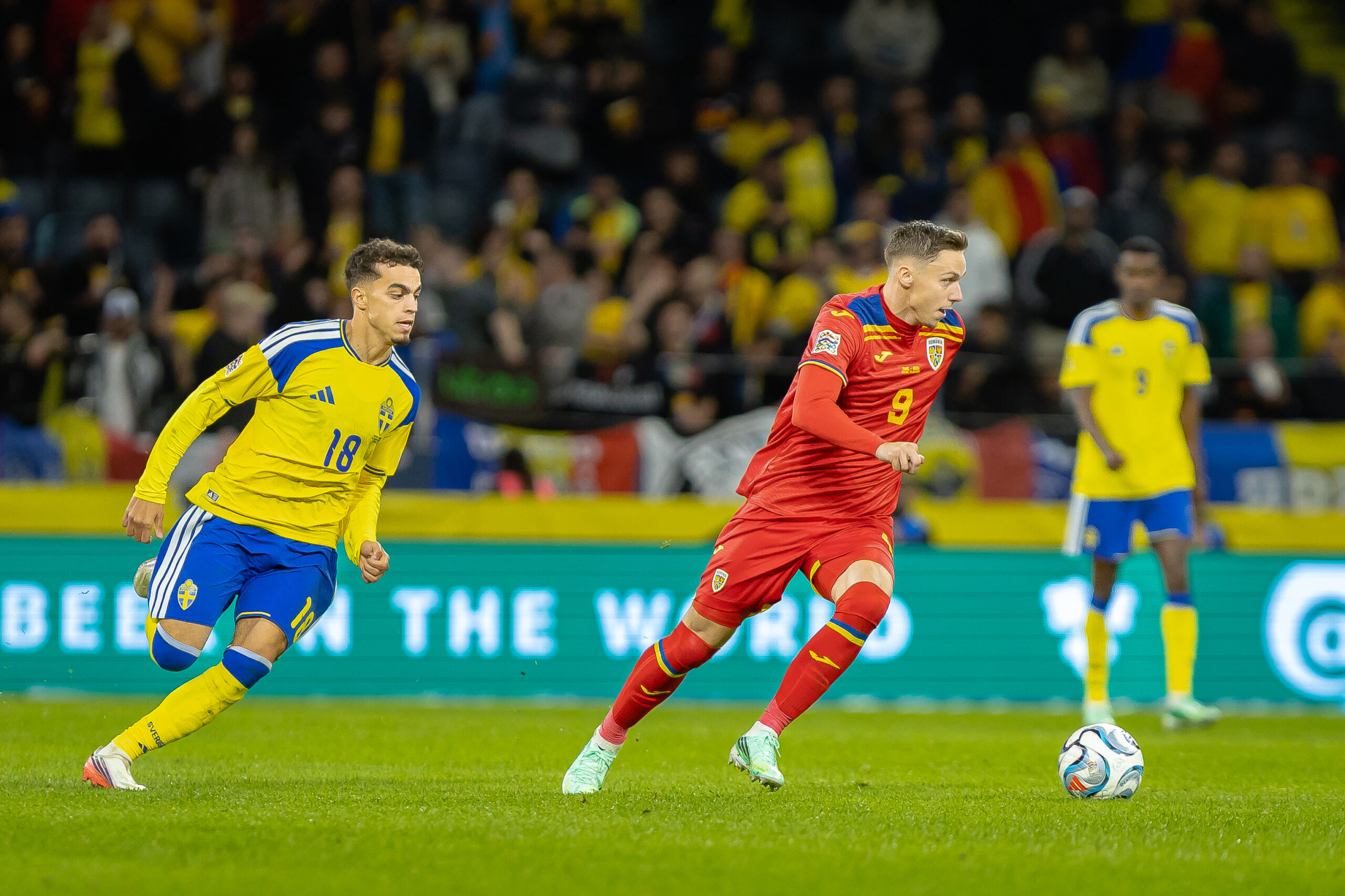 Ayari Yasin si Louis Munteanu, in duel pentru minge in partida Suedia vs Romania din UEFA Nations League, disputata pe Strawberry Arena, Solna, Suedia © FOTO:Emil Sebastian Popescu/ESPphoto