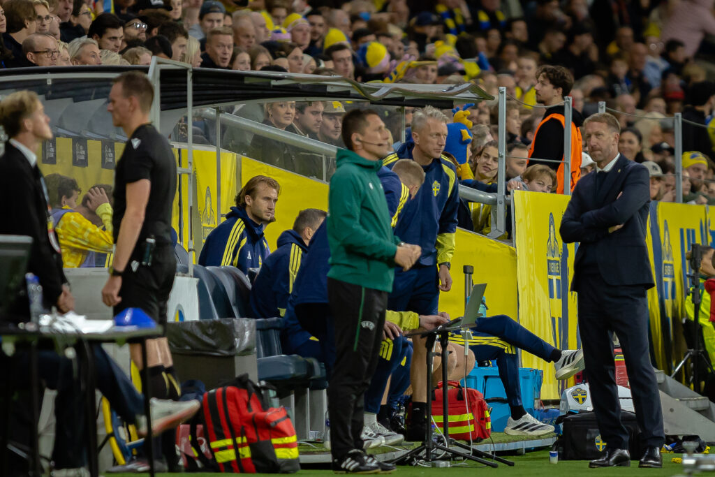 Graham Potter asteptand decizia VAR in partida Suedia vs Romania din UEFA Nations League, disputata pe Strawberry Arena, Solna, Suedia © FOTO:Emil Sebastian Popescu/ESPphoto