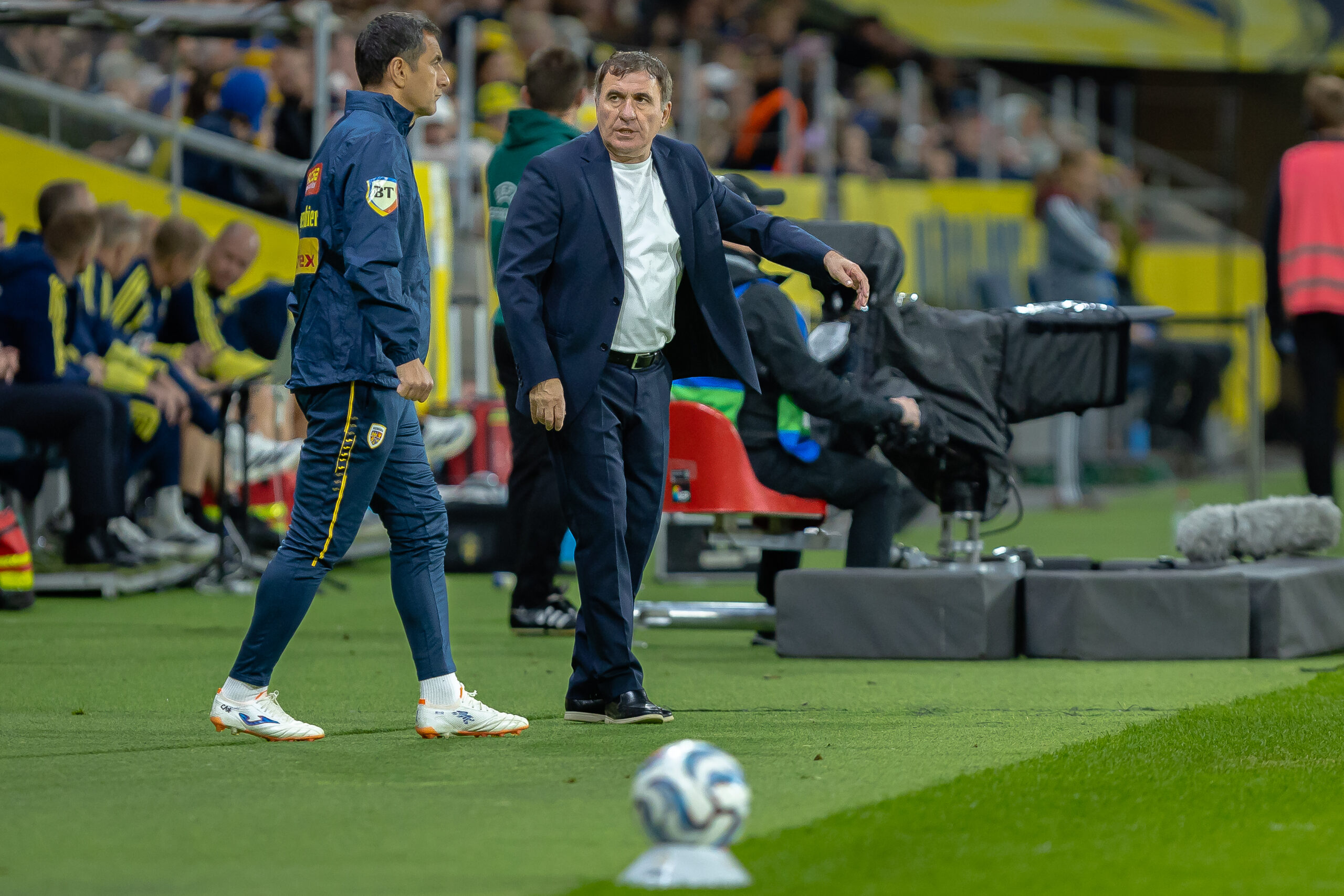 Gheorghe Hagi si secundul Catalin Anghel in partida din UEFA Nations League,© FOTO:Emil Sebastian Popescu/ESPphoto