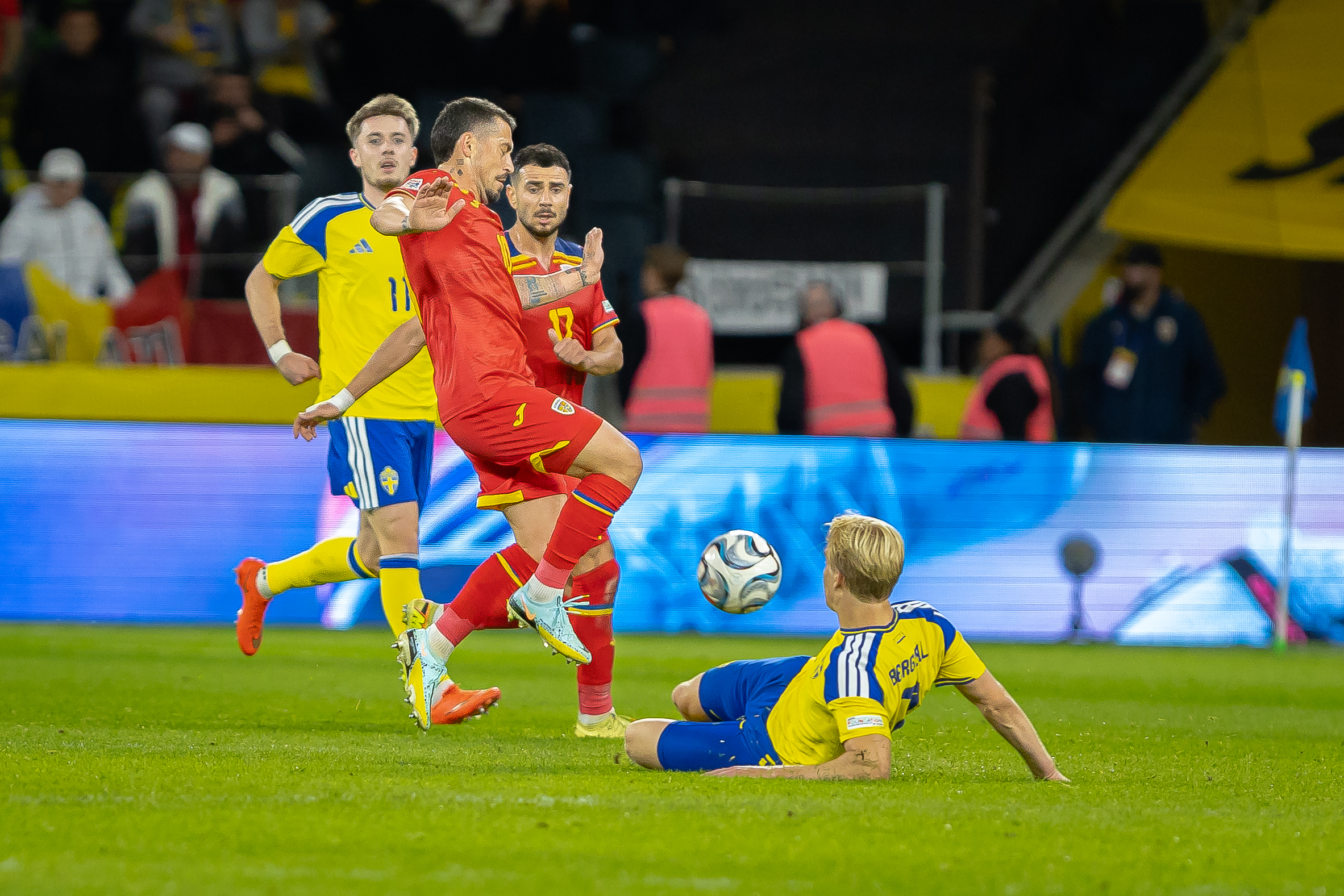 Nicusor Stanciu si Bernhardsson Alexander in duel pentru minge in partida Suedia vs Romania din UEFA Nations League, disputata pe Strawberry Arena, Solna, Suedia © FOTO:Emil Sebastian Popescu/ESPphoto