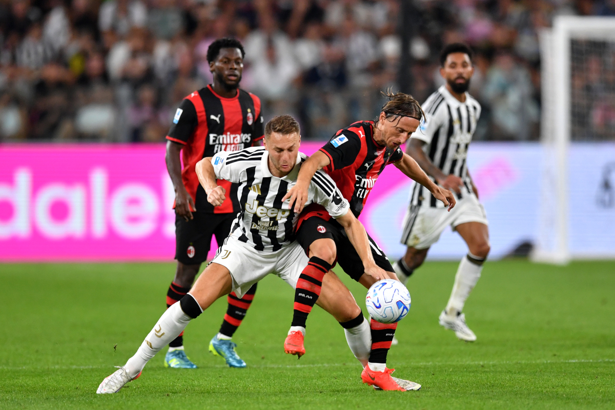 Teun Koopmeiners de la Juventus si Luka Modric de la AC Milan in duel, FOTO:CalcioItalia