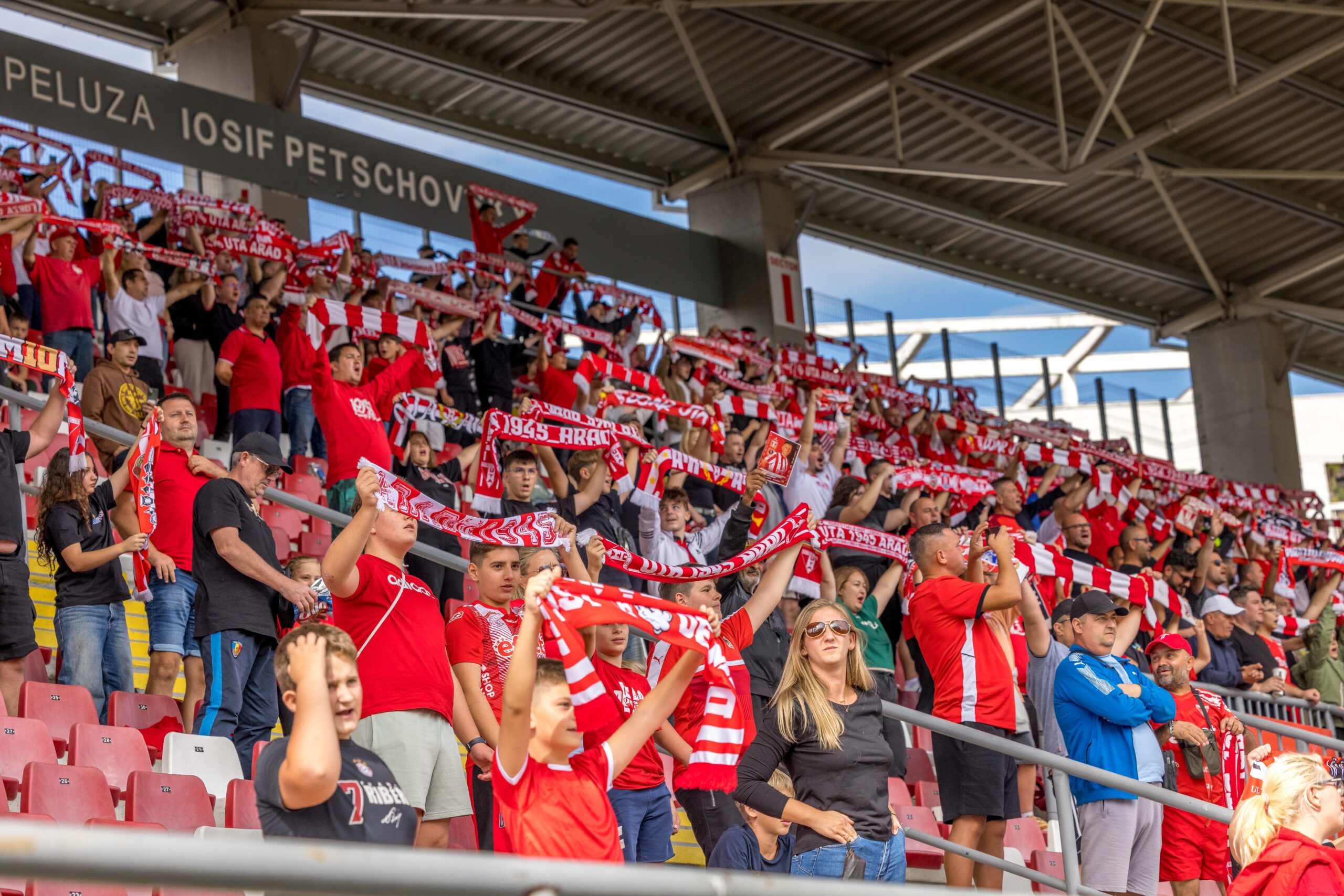 Suporterii celor de la UTA Arad, Stadionul Francisc von Neuman din Arad, FOTO: Emil-Sebastian Popescu / SportPulse