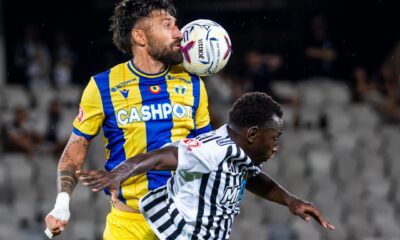 Paul Papp, de la Petrolul Ploiesti in duel cu Oucasse Mendy de la U Cluj, FOTO/ Masases Sandor