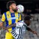Paul Papp, de la Petrolul Ploiesti in duel cu Oucasse Mendy de la U Cluj, FOTO/ Masases Sandor