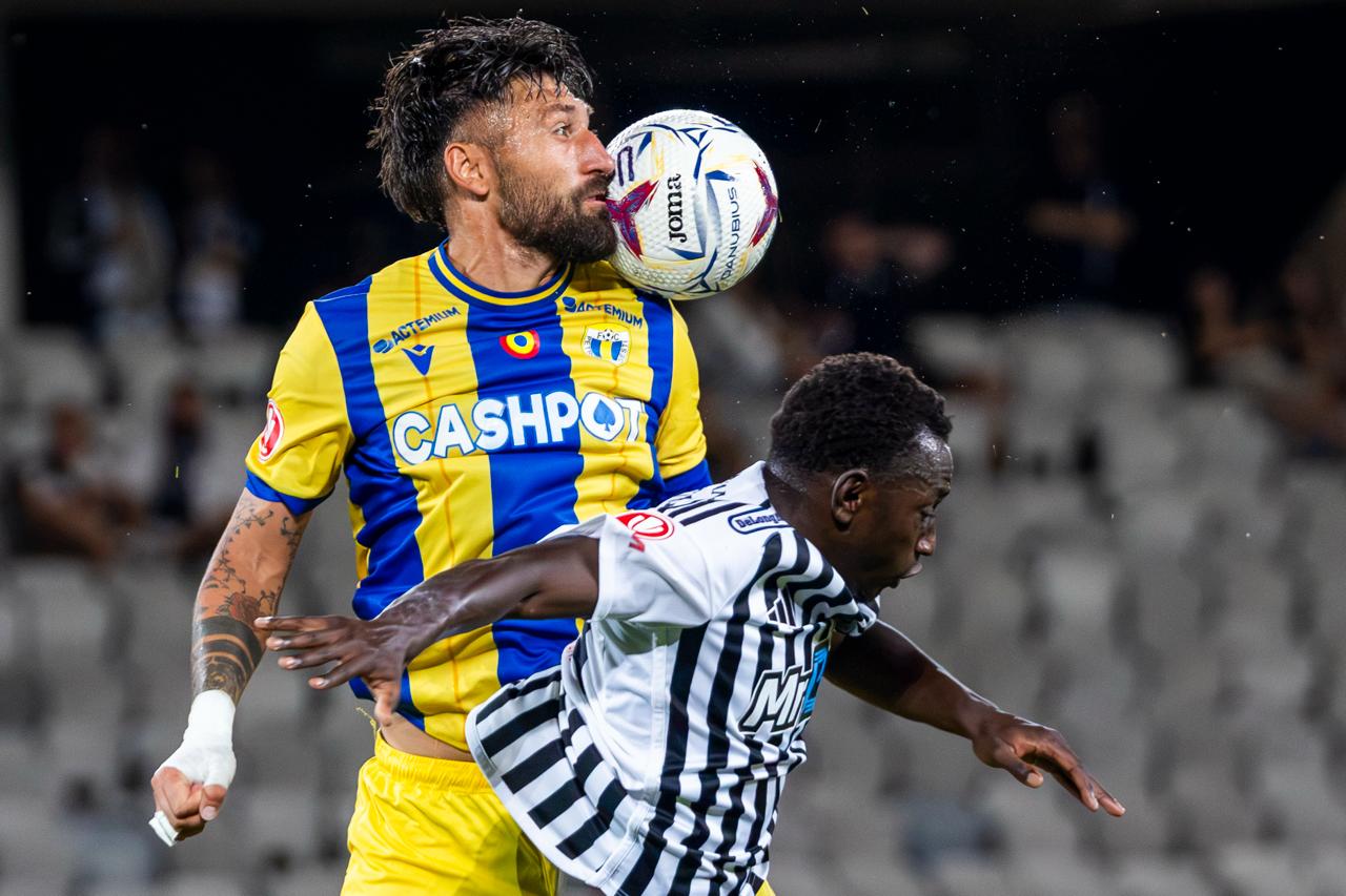 Paul Papp, de la Petrolul Ploiesti in duel cu Oucasse Mendy de la U Cluj, FOTO/ Masases Sandor