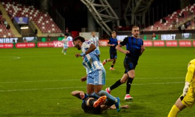 Renato Espinosa de la Corvinul Hunedoara in duel cu Nikola Sevanovic de la Universitatea Craiova in timpul partidei din etapa a 9-a din Superliga, Stadion Francisc von Neuman, Arad, FOTO/ Alexandru Florea/SportPulse