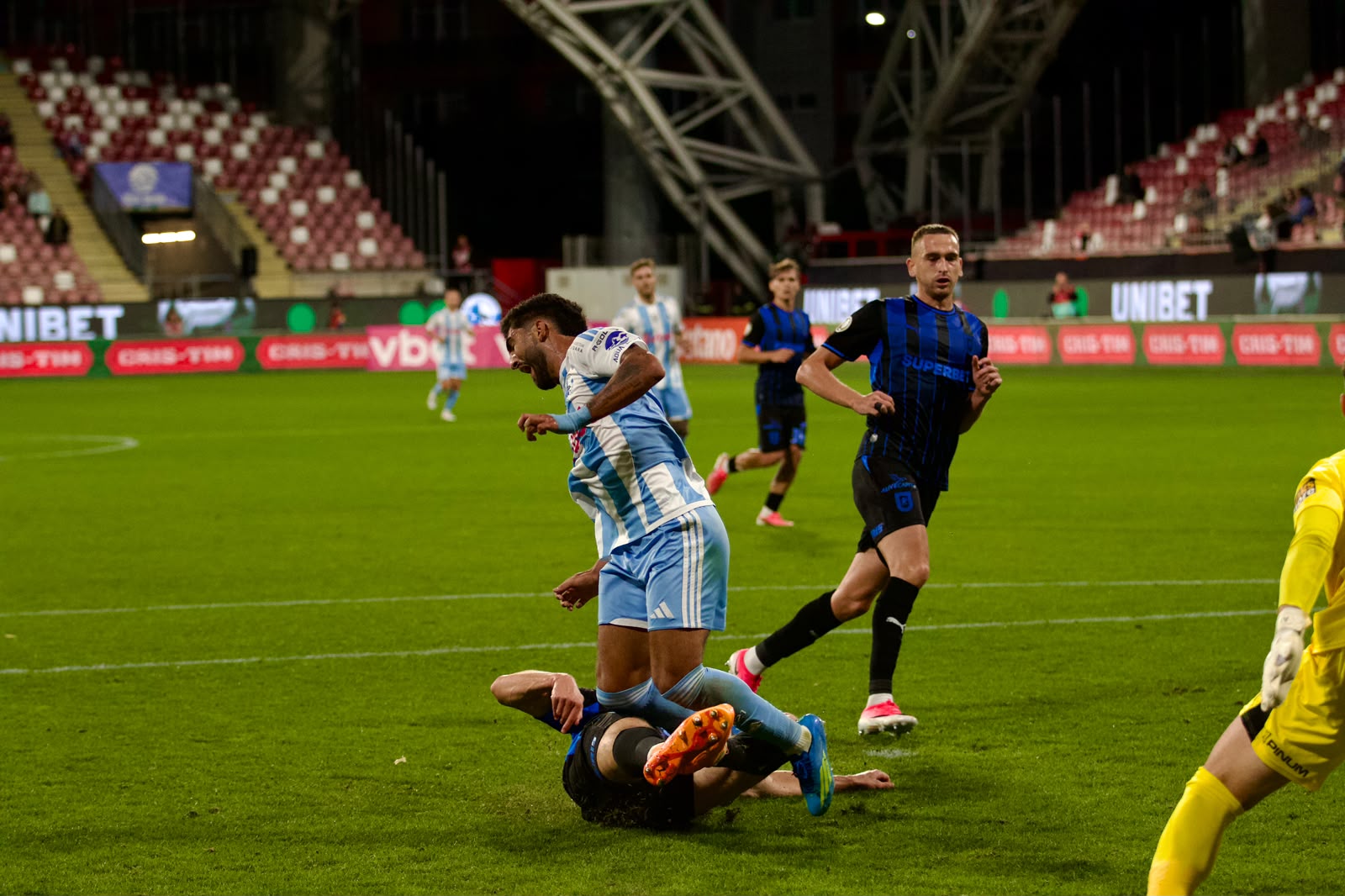 Renato Espinosa de la Corvinul Hunedoara in duel cu Nikola Sevanovic de la Universitatea Craiova in timpul partidei din etapa a 9-a din Superliga, Stadion Francisc von Neuman, Arad, FOTO/ Alexandru Florea/SportPulse
