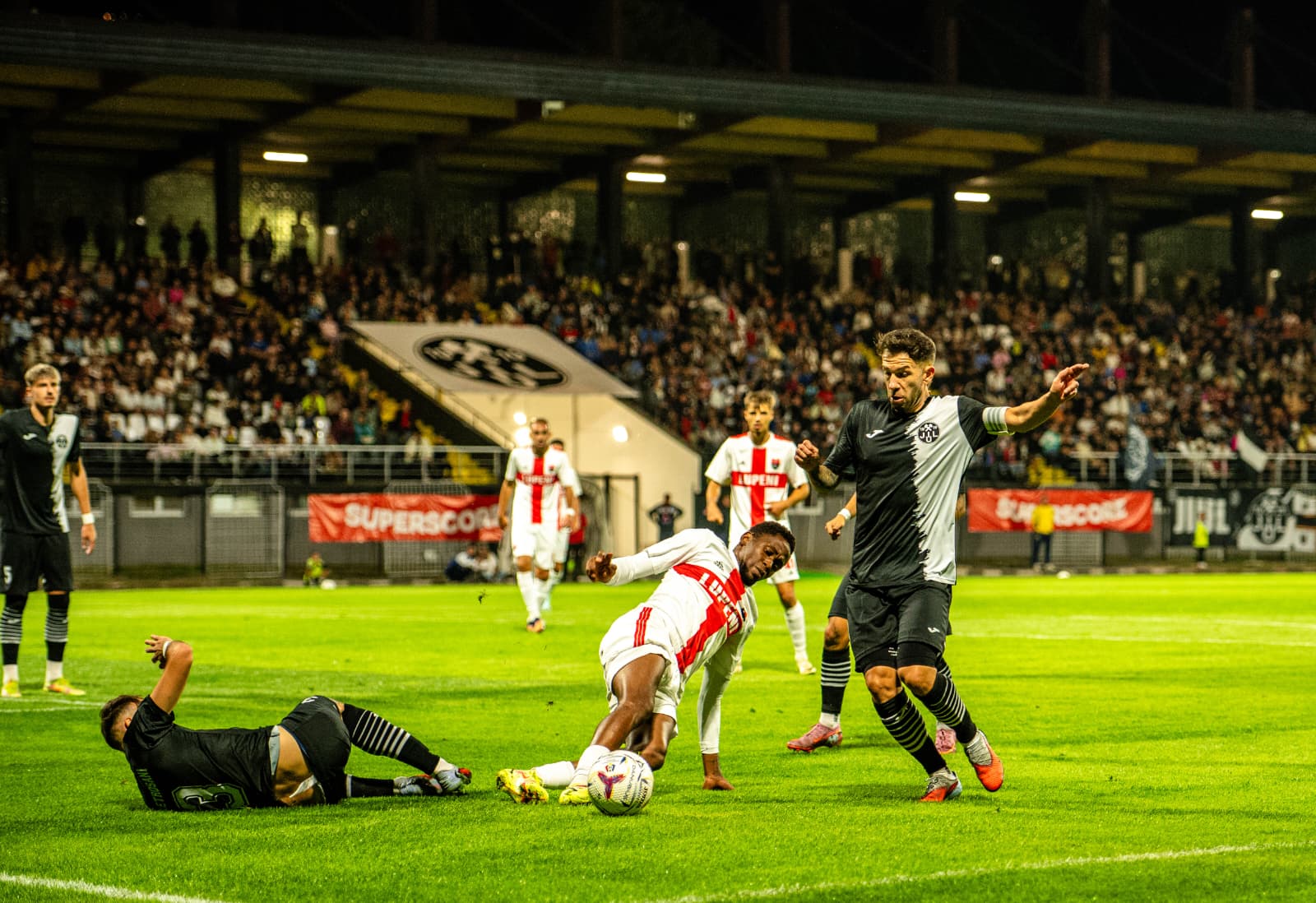 Prima partidă in nocturna pe stadionul "Petre Libardi" Petrosani, contand pentru Liga 3, Jiul Petrosani vs Minerul Lupeni, FOTO/ Raul Marica/SportPulse