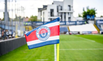 Detaliu cu steagul de corner purtând logo-ul clubului Oțelul Galați, pe stadionul din Galați, România, © FOTO: Raul Marica / SportPulse