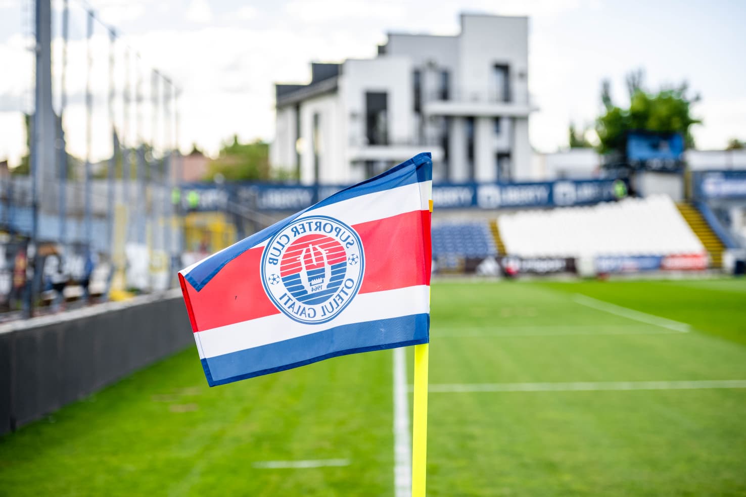 Detaliu cu steagul de corner purtând logo-ul clubului Oțelul Galați, pe stadionul din Galați, România, © FOTO: Raul Marica / SportPulse
