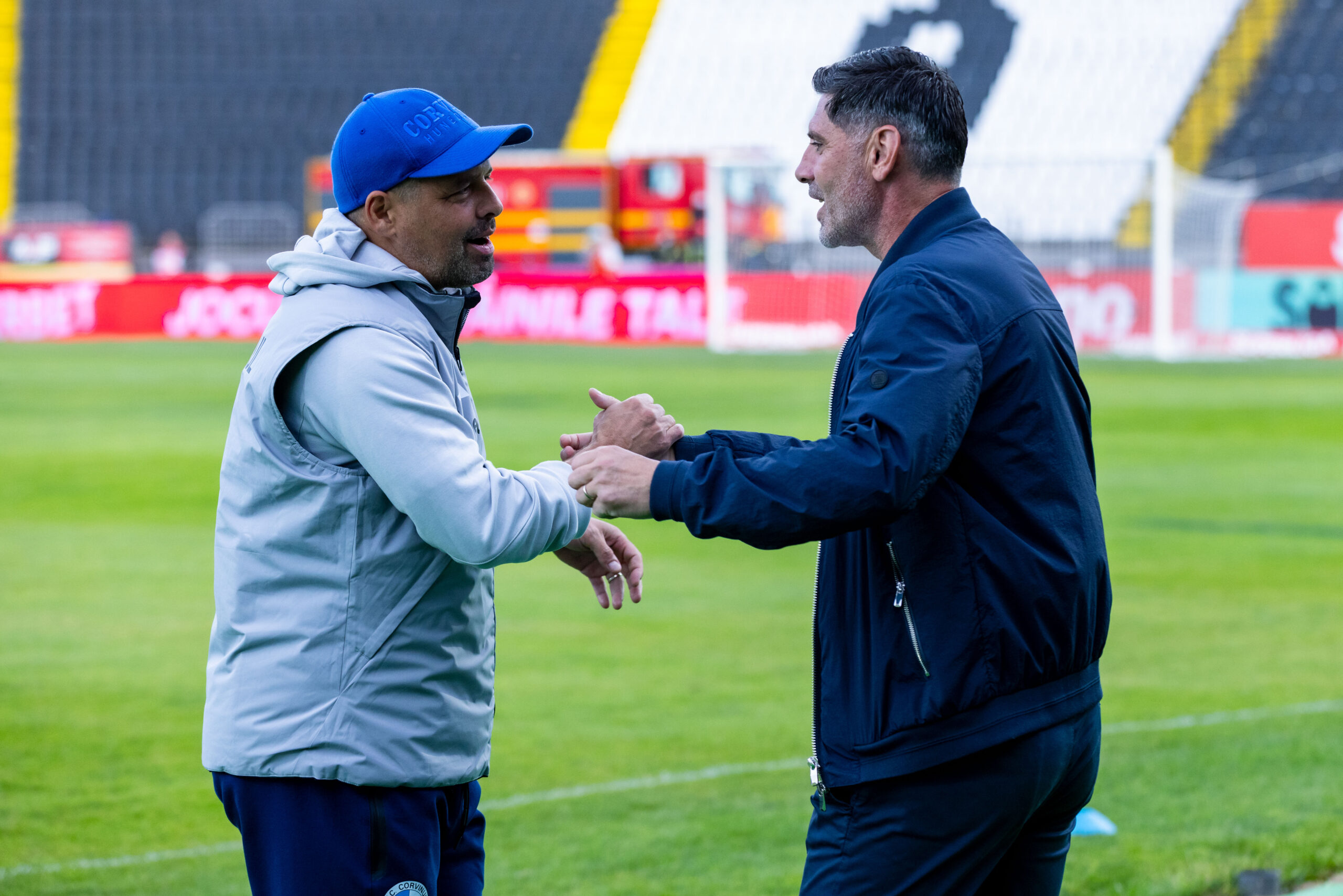 Antrenorii Florin Maxim de la Corvinul si Florin Pirvu FC Voluntari înaintea partidei din etapa a 11-a a SuperLigii României, dintre Corvinul Hunedoara și FC Voluntari, disputată pe Stadionul „Petre Libardi” din Petroșani, România, 9 octombrie 2026. FOTO / Andrei Apolzan / SportPulse