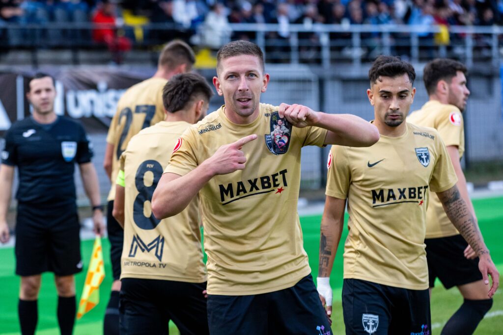 Lovro Cvek de la FC Voluntari celebrand golul marcat  în timpul partidei din etapa a 11-a a SuperLigii României, dintre Corvinul Hunedoara și FC Voluntari, disputată pe Stadionul „Petre Libardi” din Petroșani, România, 9 octombrie 2026. FOTO / Andrei Apolzan / SportPulse