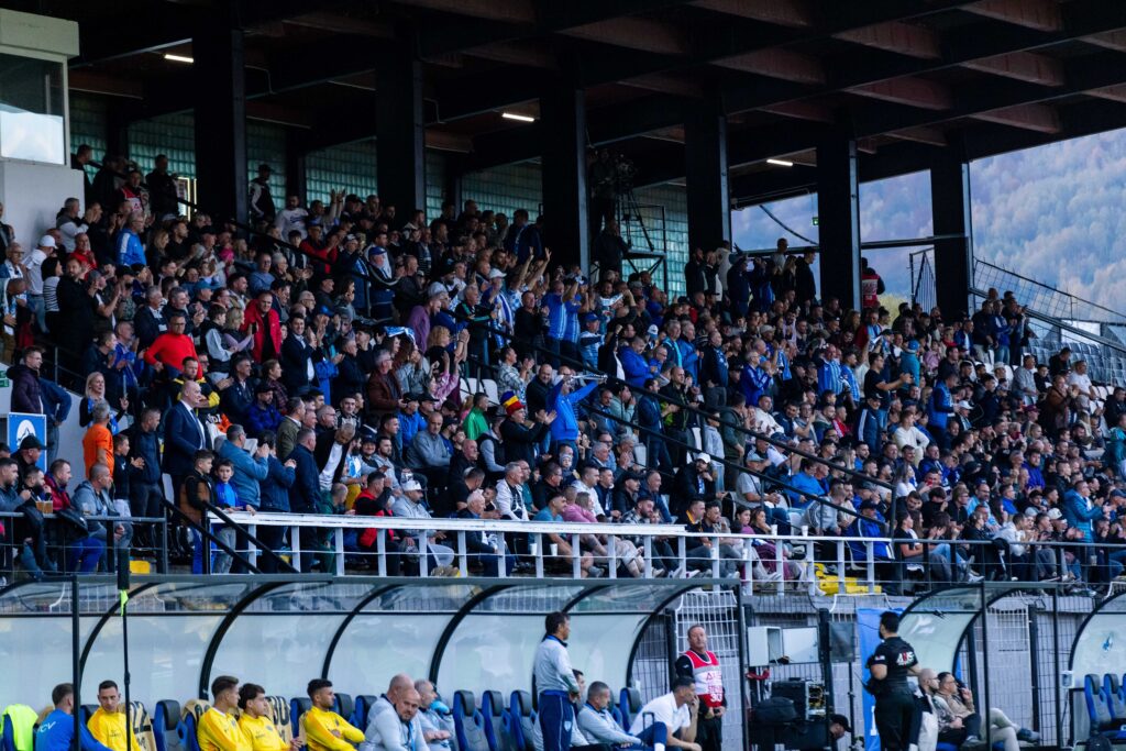 Suporterii hunedoreni în timpul partidei din etapa a 11-a a SuperLigii României, dintre Corvinul Hunedoara și FC Voluntari, disputată pe Stadionul „Petre Libardi” din Petroșani, România, 9 octombrie 2026. FOTO / Andrei Apolzan / SportPulse