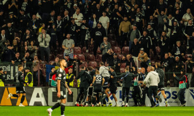 Jucatorii celor de la Universitatea Cluj celebrand golul 3 al echipei lor în partida restantă din etapa a 4-a a SuperLigii României, dintre CFR Cluj și Universitatea Cluj, disputată pe Stadionul „Dr. Constantin Rădulescu” din Cluj-Napoca, România, 8 octombrie 2026. ©FOTO / Raul Marica / SportPulse