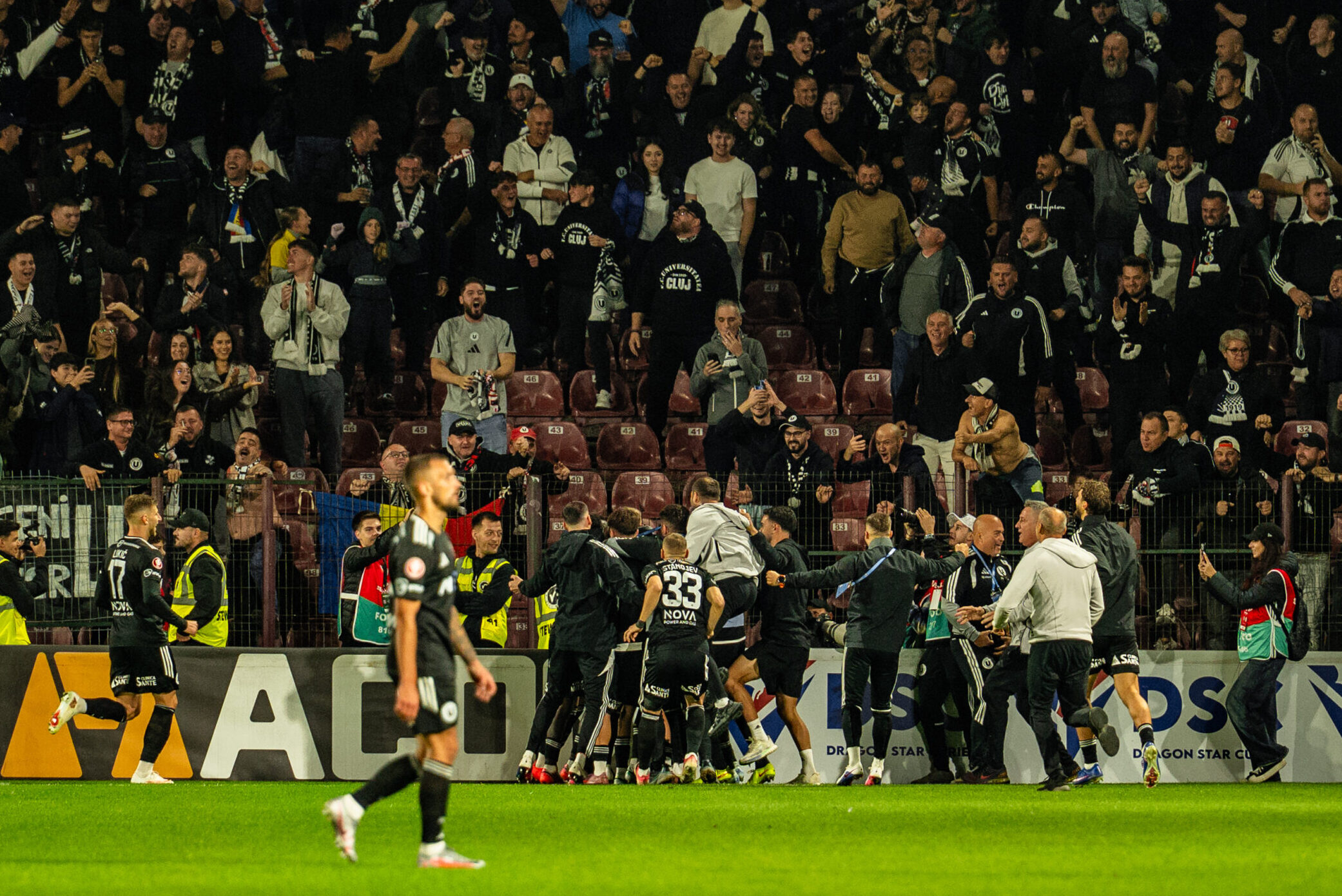 Jucatorii celor de la Universitatea Cluj celebrand golul 3 al echipei lor în partida restantă din etapa a 4-a a SuperLigii României, dintre CFR Cluj și Universitatea Cluj, disputată pe Stadionul „Dr. Constantin Rădulescu” din Cluj-Napoca, România, 8 octombrie 2026. ©FOTO / Raul Marica / SportPulse