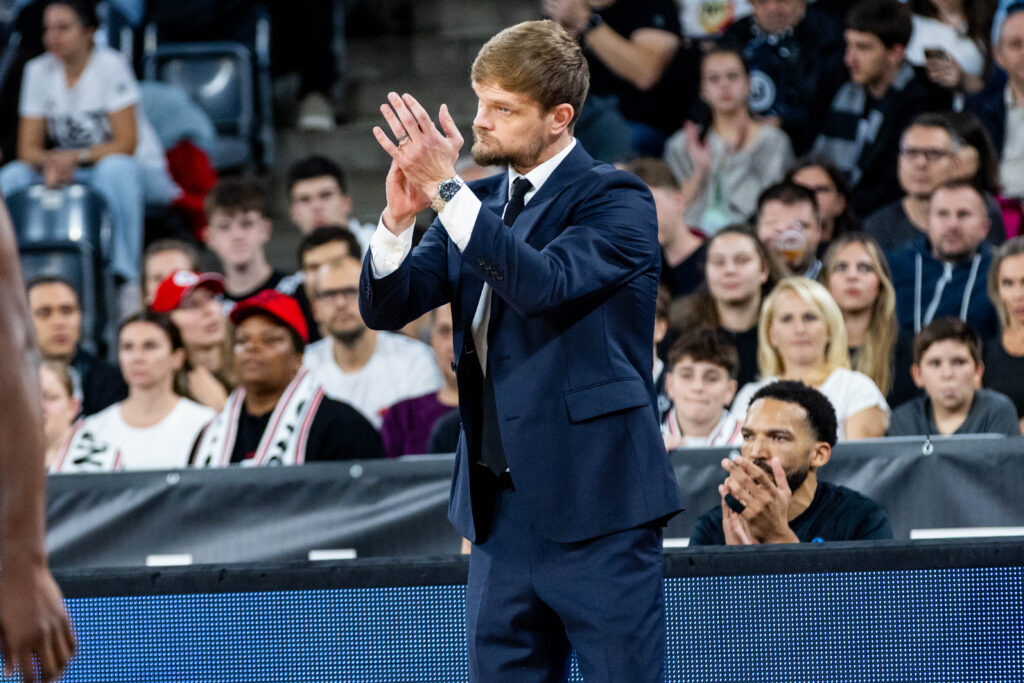 Tautvydas Sabotis antrenorul celor de la London Lions, în timpul partidei de baschet din etapa a 4-a a Grupei B din BKT EuroCup 2026/27, dintre U-BT Cluj-Napoca și London Lions, disputată în BT Arena din Cluj-Napoca, România, 21 octombrie 2026. FOTO / Andrei Apolzan / SportPulse