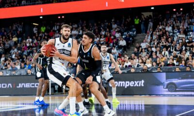 Uros Plavsic de la U-BT Cluj-Napoca și Joel Scott de la London Lions, în duel în timpul partidei de baschet din etapa a 4-a a Grupei B din BKT EuroCup 2026/27, dintre U-BT Cluj-Napoca și London Lions, disputată în BT Arena din Cluj-Napoca, România, 21 octombrie 2026. FOTO / Andrei Apolzan / SportPulse
