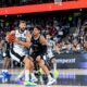 Uros Plavsic de la U-BT Cluj-Napoca și Joel Scott de la London Lions, în duel în timpul partidei de baschet din etapa a 4-a a Grupei B din BKT EuroCup 2026/27, dintre U-BT Cluj-Napoca și London Lions, disputată în BT Arena din Cluj-Napoca, România, 21 octombrie 2026. FOTO / Andrei Apolzan / SportPulse