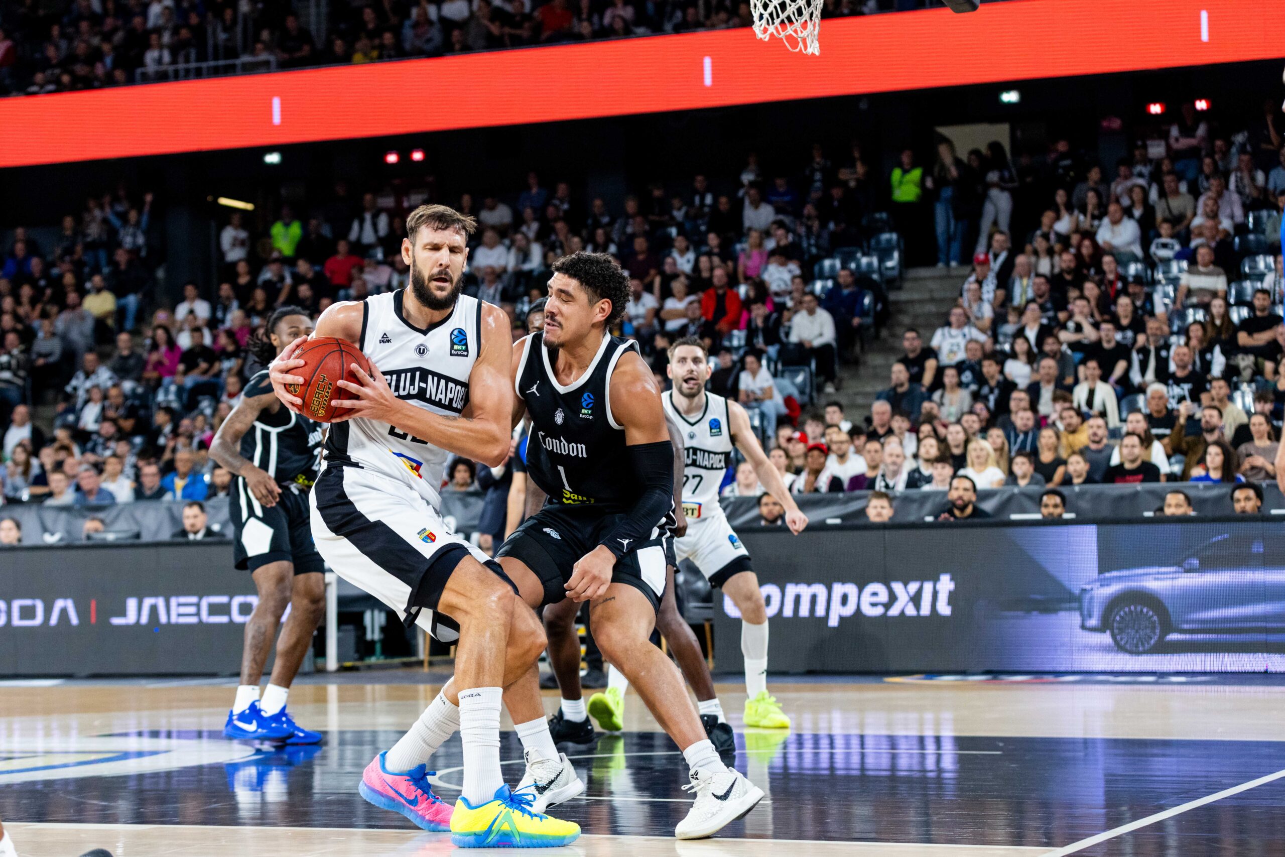 Uros Plavsic de la U-BT Cluj-Napoca și Joel Scott de la London Lions, în duel în timpul partidei de baschet din etapa a 4-a a Grupei B din BKT EuroCup 2026/27, dintre U-BT Cluj-Napoca și London Lions, disputată în BT Arena din Cluj-Napoca, România, 21 octombrie 2026. FOTO / Andrei Apolzan / SportPulse