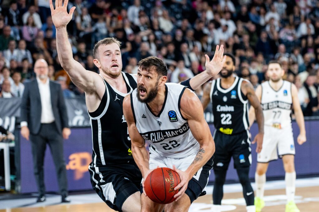Uros Plavsic de la U-BT Cluj-Napoca și Thomas Kennedy de la London Lions, în duel în timpul partidei de baschet din etapa a 4-a a Grupei B din BKT EuroCup 2026/27, dintre U-BT Cluj-Napoca și London Lions, disputată în BT Arena din Cluj-Napoca, România, 21 octombrie 2026. FOTO / Andrei Apolzan / SportPulse