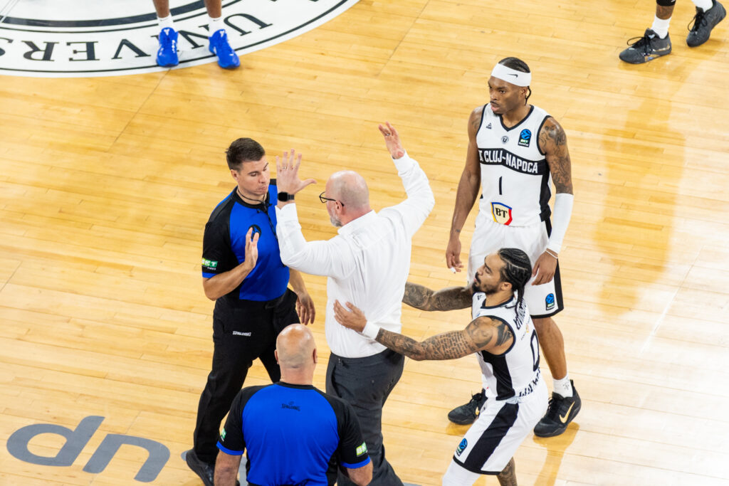 Mihai Silvasan antrenorul celor de la U-BT Cluj-Napoca eliminat în timpul partidei de baschet din etapa a 4-a a Grupei B din BKT EuroCup 2026/27, dintre U-BT Cluj-Napoca și London Lions, disputată în BT Arena din Cluj-Napoca, România, 21 octombrie 2026. FOTO / Andrei Apolzan / SportPulse