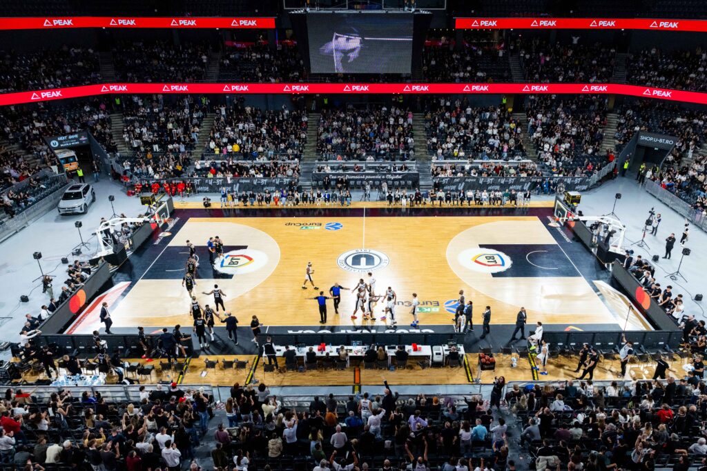 Suporterii clujeni facand atmosfera în timpul partidei de baschet din etapa a 4-a a Grupei B din BKT EuroCup 2026/27, dintre U-BT Cluj-Napoca și London Lions, disputată în BT Arena din Cluj-Napoca, România, 21 octombrie 2026. FOTO / Andrei Apolzan / SportPulse