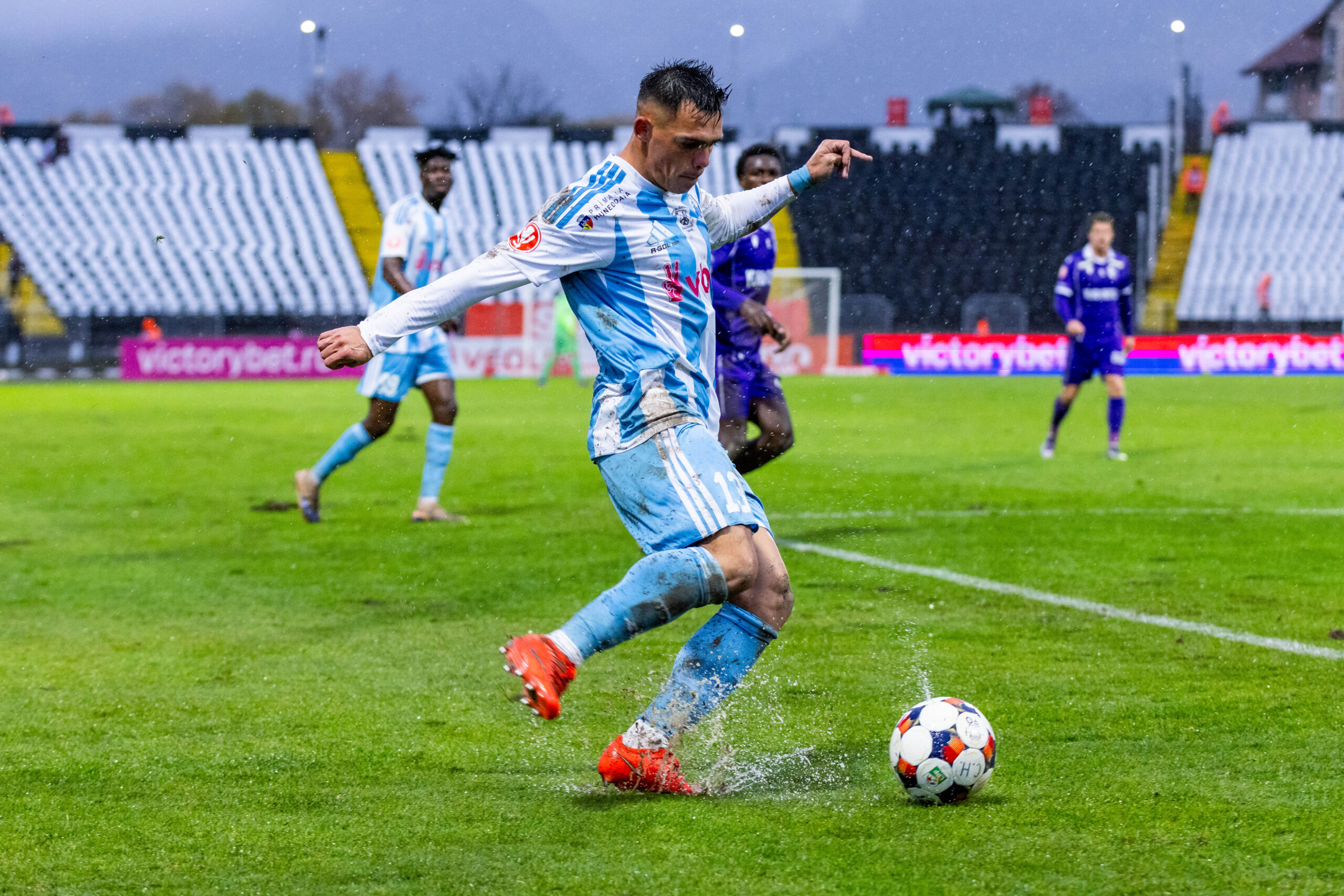 Flavius Iacob(Corvinul) în timpul partidei din etapa a 14-a a SuperLigii României, dintre Corvinul Hunedoara și FC Argeș, disputată pe Stadionul „Petre Libardi” din Petroșani, România, 31 octombrie 2026. ©FOTO / Andrei Apolzan / SportPulse