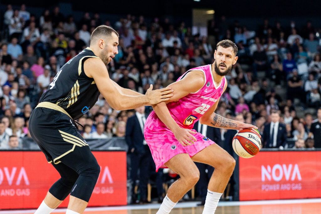 Uros Plavisic de la U-BT Cluj-Napoca in duel cu Kenan Kamenjas de la Dubai Basketball în timpul partidei de baschet din etapa a 3-a a Grupei B din ABA League, dintre U-BT Cluj-Napoca și Dubai Basketball, disputată în Sala BT Arena din Cluj-Napoca, România, 11 octombrie 2026. ©FOTO / Andrei Apolzan / SportPulse