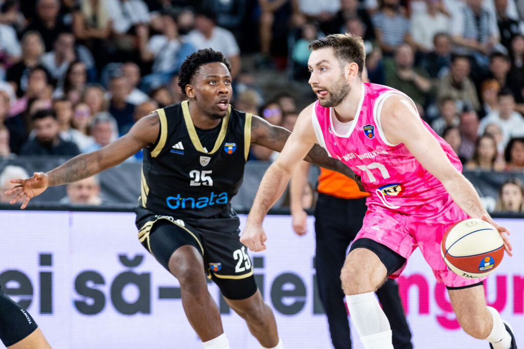 Kristian Kullamae de la U-BT Cluj-Napoca in duel cu McKinley Wright de la Dubai Basketball în timpul partidei de baschet din etapa a 3-a a Grupei B din ABA League, dintre U-BT Cluj-Napoca și Dubai Basketball, disputată în Sala BT Arena din Cluj-Napoca, România, 11 octombrie 2026. ©FOTO / Andrei Apolzan / SportPulse