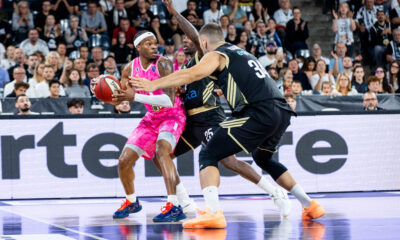 Otis Livingston de la U-BT Cluj-Napoca in duel cu McKinley Wright si Kenan Kamenjas de la Dubai Basketball în timpul partidei de baschet din etapa a 3-a a Grupei B din ABA League, dintre U-BT Cluj-Napoca și Dubai Basketball, disputată în Sala BT Arena din Cluj-Napoca, România, 11 octombrie 2026. ©FOTO / Andrei Apolzan / SportPulse