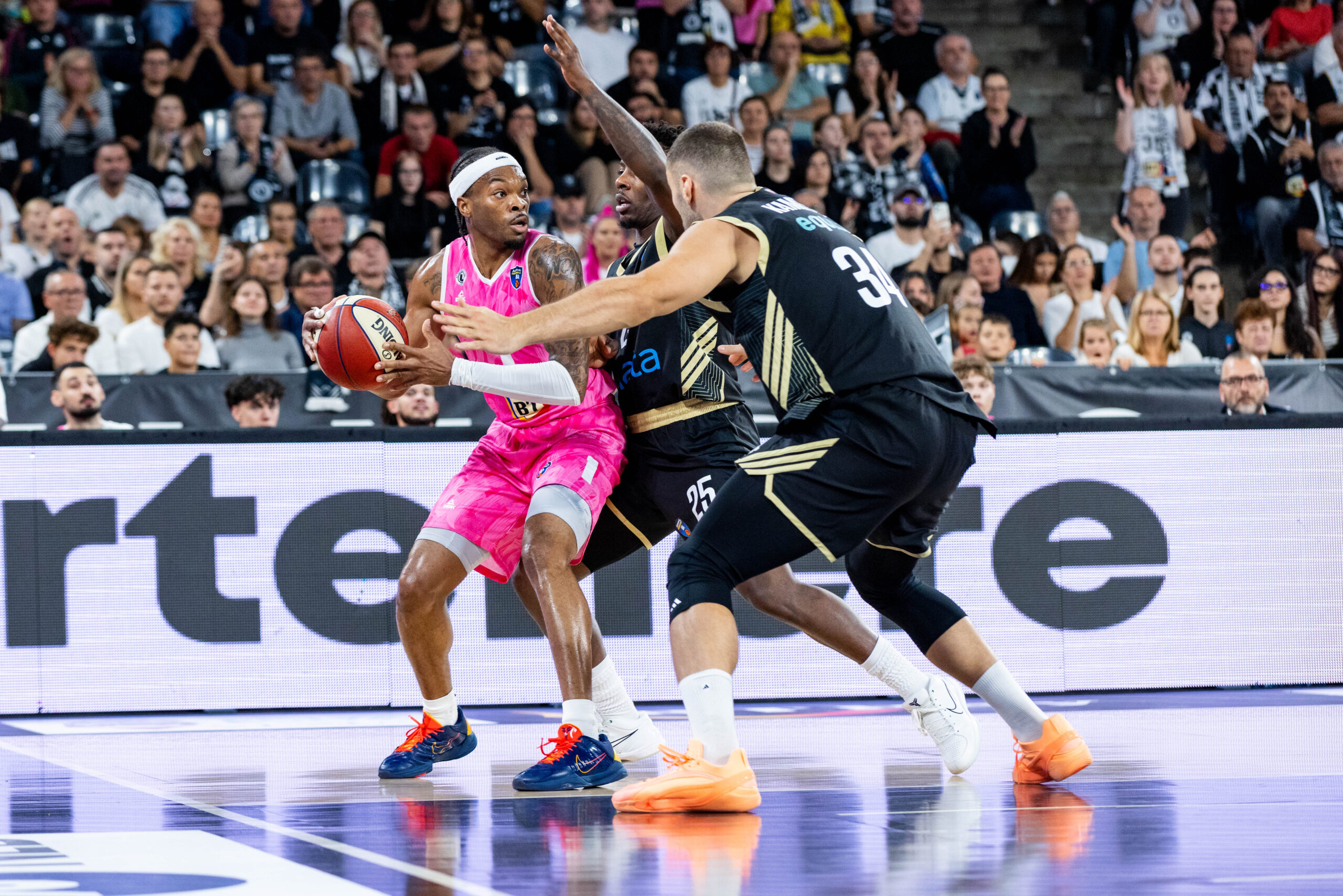 Otis Livingston de la U-BT Cluj-Napoca in duel cu McKinley Wright si Kenan Kamenjas de la Dubai Basketball în timpul partidei de baschet din etapa a 3-a a Grupei B din ABA League, dintre U-BT Cluj-Napoca și Dubai Basketball, disputată în Sala BT Arena din Cluj-Napoca, România, 11 octombrie 2026. ©FOTO / Andrei Apolzan / SportPulse