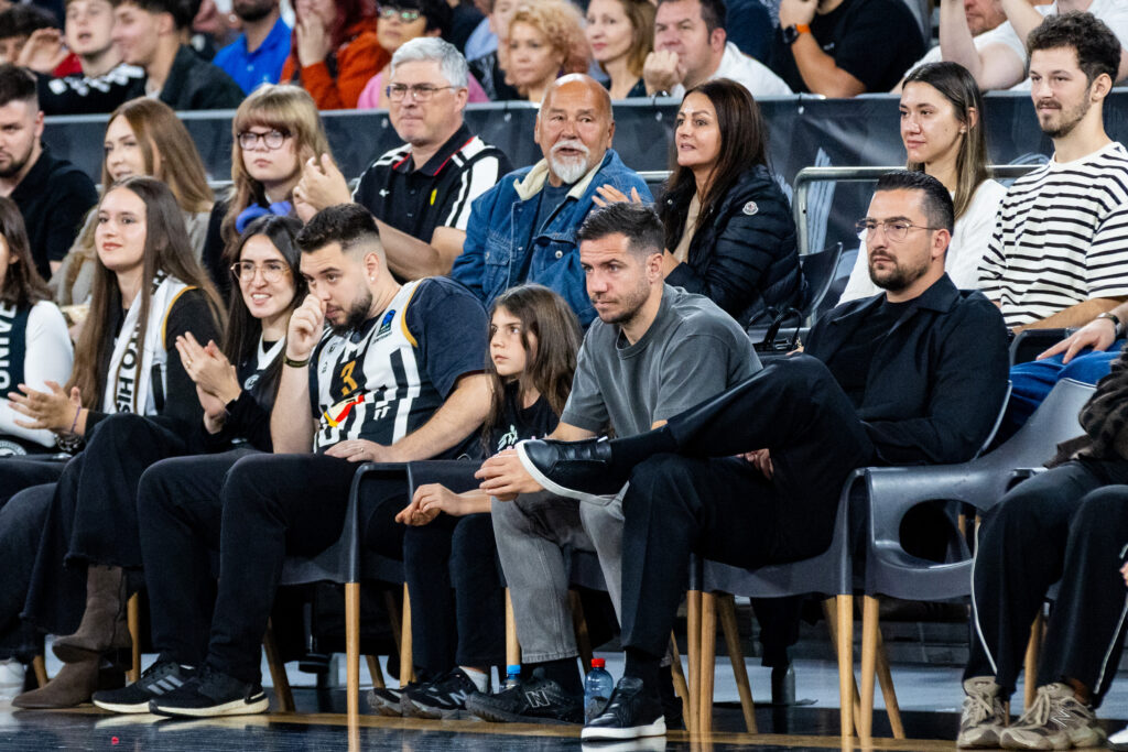 Alexandru Chipciu, capitanul echipei de fotbal U Cluj asistand la partida de baschet din etapa a 3-a a Grupei B din ABA League, dintre U-BT Cluj-Napoca și Dubai Basketball, disputată în Sala BT Arena din Cluj-Napoca, România, 11 octombrie 2026. ©FOTO / Andrei Apolzan / SportPulse